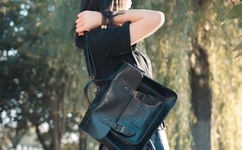 老头把舌头伸进粉嫩淑芬